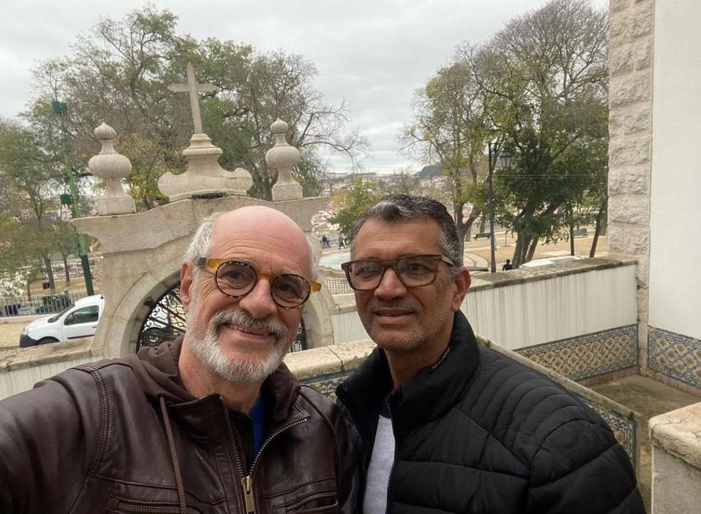 Aos 71 anos, ator Marcos Caruso deixa fãs em polvorosa com fotos na praia coladinho ao marido após fim de ‘Travessia’…Ver mais