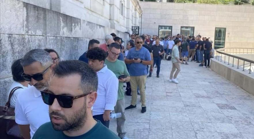 Centenas de polícias fazem fila para entrar no Parlamento