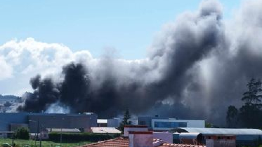 INCÊNDIO DESTRÓI FÁBRICA EM ARCOZELO